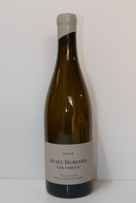 une bouteille de vin posée sur une table