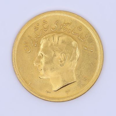 l'image d'un gros plan d'une pièce d'or sur une surface blanche