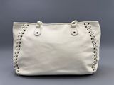 un sac à main en cuir blanc sur fond gris