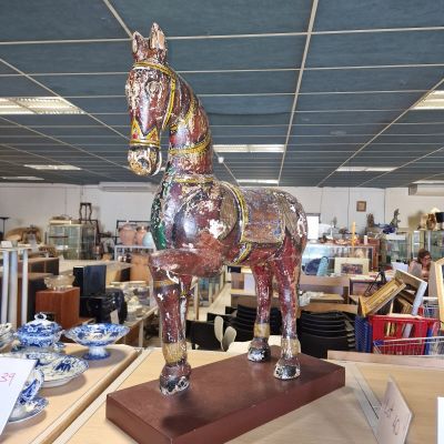 une statue de cheval exposée dans une boutique