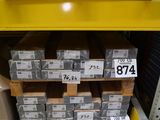 de nombreux cartons sur les étagères de l'entrepôt