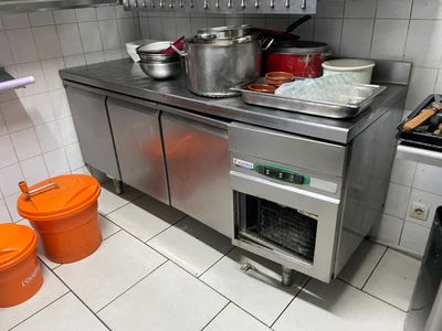 une cuisine équipée d'une cuisinière, d'un four et de casseroles posées sur le plan de travail