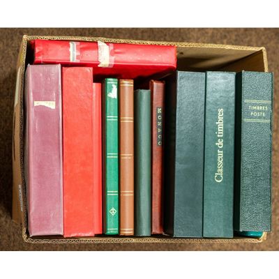 une boîte remplie de livres posés sur le sol