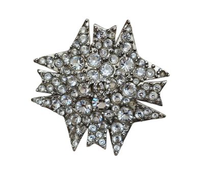 CHANEL Broche Croix de Malte en métal et strass.
