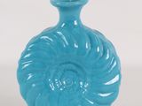 un vase bleu orné d'un motif en spirale