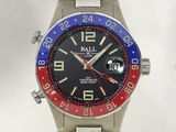 une photo d'une montre « Ball » avec une lunette rouge et bleue