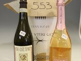 deux bouteilles de vin posées l'une à côté de l'autre sur un comptoir