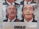 une publicité pour un film mettant en vedette Chocolate Lanvin, accompagnée de quatre photos d'hommes moustachus