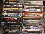 plusieurs dvd empilés sur une étagère