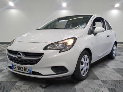 une photo d'une opel blanche garée dans un garage