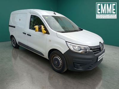 une camionnette blanche garée dans une pièce aux murs verts