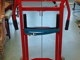 une grande machine rouge qui se trouve dans une pièce