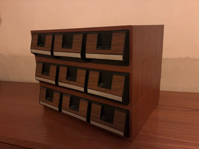 Meuble vintage de rangement à neuf tiroirs pour cassettes audio.