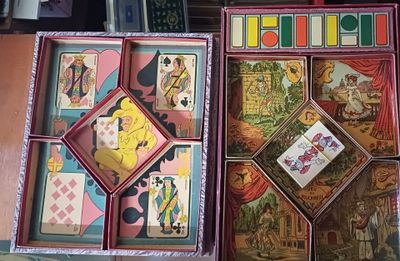 une boîte de cartes à jouer posée sur une table à côté d'une autre boîte de cartes à jouer