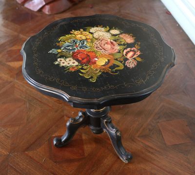 une table noire ornée d'un motif floral