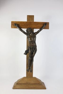 une image représentant une statue de Jésus sur une croix, sur fond blanc
