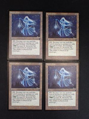 quatre cartes représentant une personne, posées sur une table