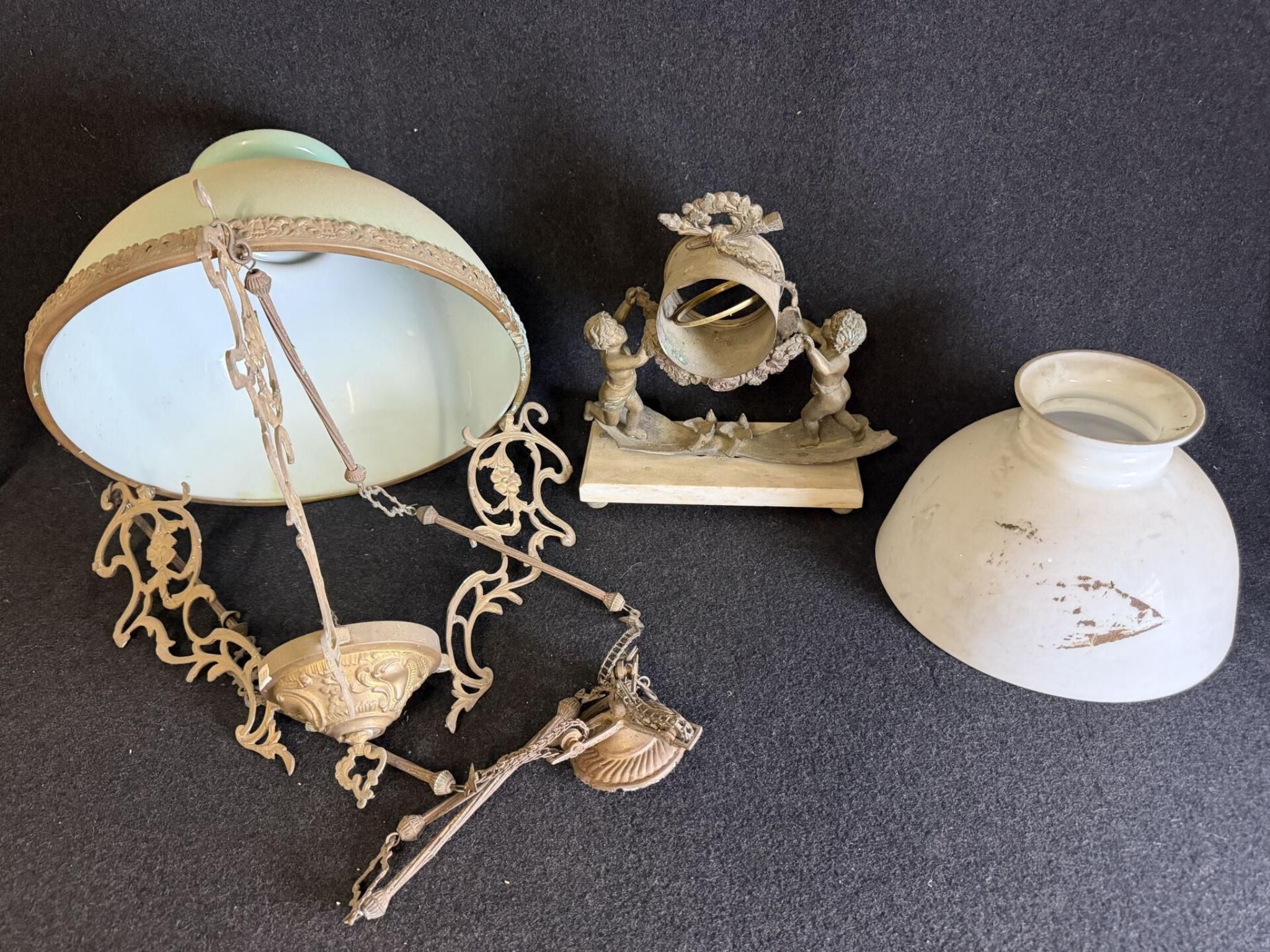 Lot de brocante, comprenant une monture de pendule en régule…
