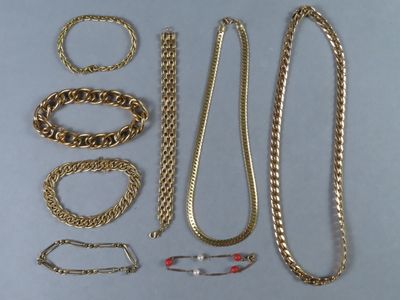plusieurs types de chaînes et de bracelets en or disposés sur une table