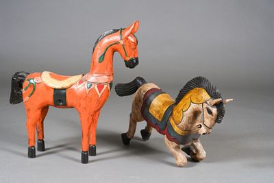 Deux chevaux en bois sculpté polychromé, harnachés et sellés…