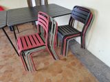 quatre chaises et une table dans une pièce