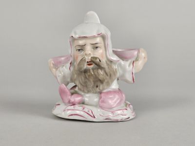 une figurine représentant un homme barbu coiffé d'un chapeau