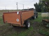 un camion-benne garé dans l'herbe