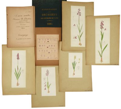 une pile de vieux livres décorés de fleurs, empilés les uns sur les autres