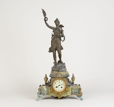 une statue d'un homme tenant une horloge au-dessus d'une table