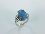 une bague ovale en oplite bleue, sertie de diamants, en or blanc