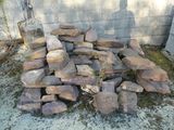 un tas de pierres posé par terre près d'un mur