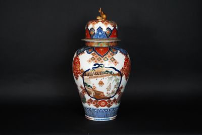 un vase avec un couvercle sur fond noir
