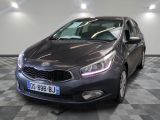 La voiture est garée sur le sol à damier du showroom.