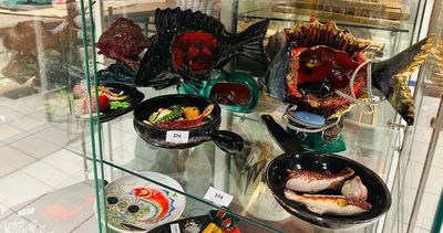 de nombreuses assiettes de plats exposées dans une vitrine