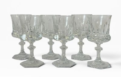 quatre verres à vin empilés les uns sur les autres sur une table
