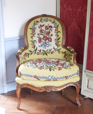 une chaise qui se trouve dans le coin d'une pièce