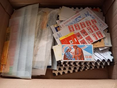 une boîte en carton remplie de nombreux types de courrier différents
