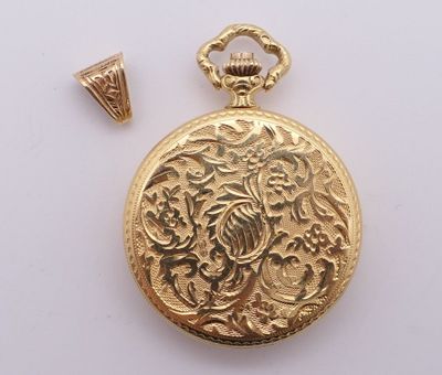 une image représentant une montre de poche en or ornée d'un diamant au centre