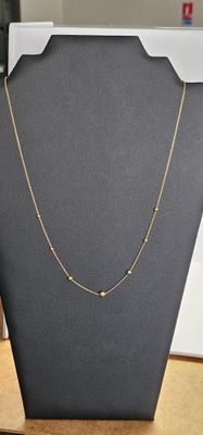 Collier à chaîne en plaqué or exposé dans une bijouterie