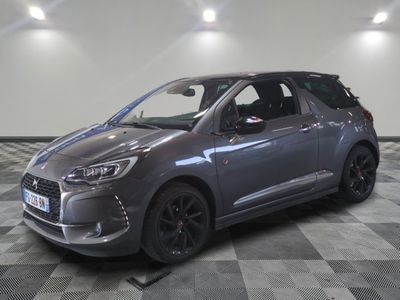la voiture grise est garée sur un sol en damier dans le garage