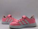 une paire de chaussures Adidas roses sur fond blanc