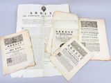 plusieurs pages de livres anciens posées sur une table, sur fond bleu