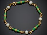 un bracelet doré et vert orné de perles