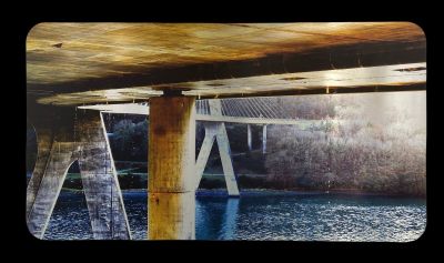 une photo d'un pont enjambant un plan d'eau