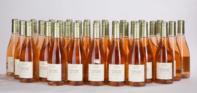 des bouteilles de vin rosé alignées en rang sur une surface blanche