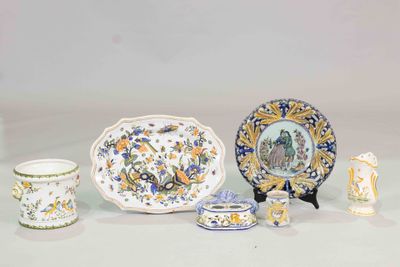 many different pieces of pottery sitting on a table