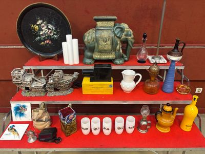 une étagère rouge avec divers objets devant un mur rouge