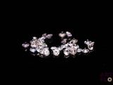 de très jolis diamants blancs sur un fond noir