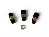 trois bagues en or et une bague sur un fond blanc
