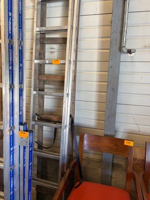 une échelle posée à côté d'une chaise dans une pièce